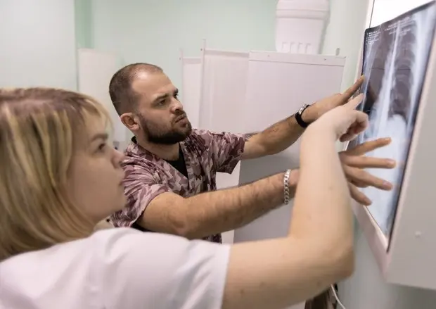 два доктора смотрят на рентген зависимого от мефедрона